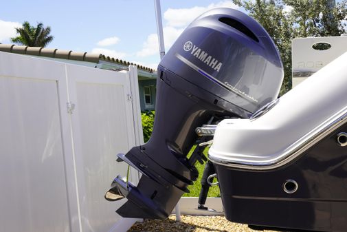 Robalo R222 Center Console image