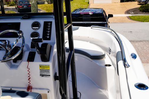 Robalo R222 Center Console image