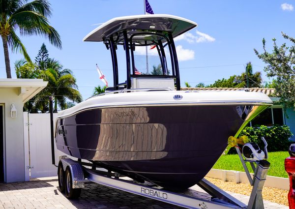 Robalo R222 Center Console image