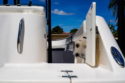 Robalo R222 Center Console image