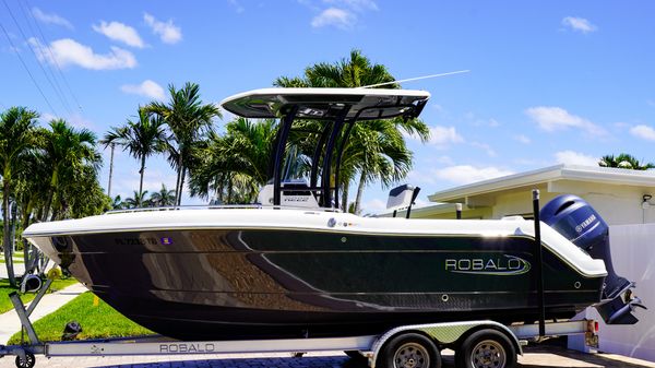 Robalo R222 Center Console 