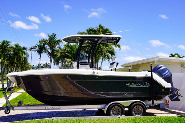 Robalo R222 Center Console - main image