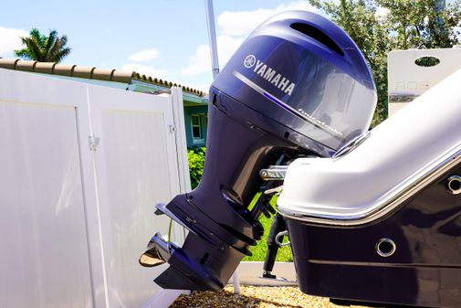 Robalo R222 Center Console image