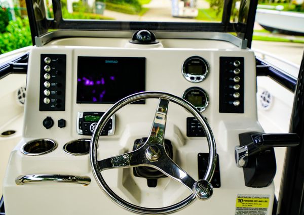 Robalo R222 Center Console image