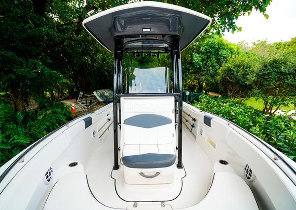 Robalo R222 Center Console image