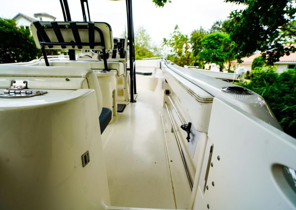 Robalo R222 Center Console image