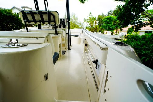 Robalo R222 Center Console image