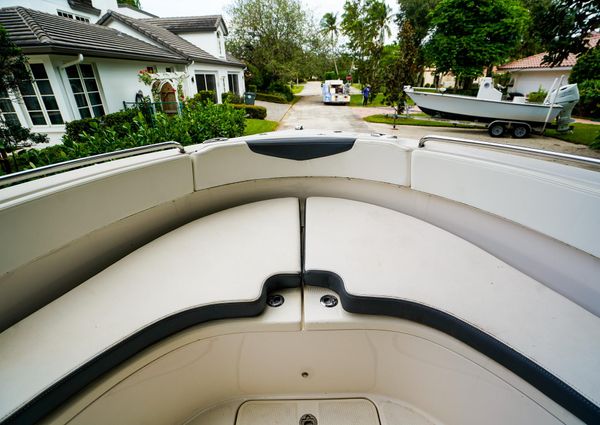 Robalo R222 Center Console image