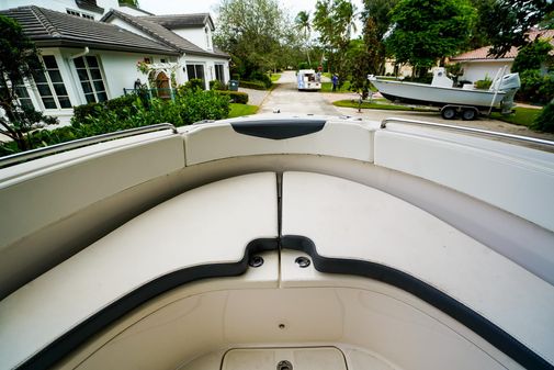 Robalo R222 Center Console image