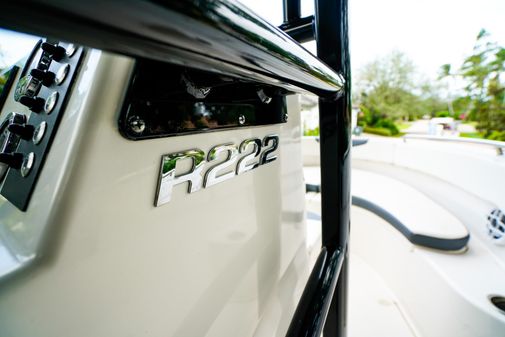 Robalo R222 Center Console image