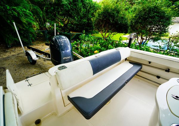 Robalo R222 Center Console image