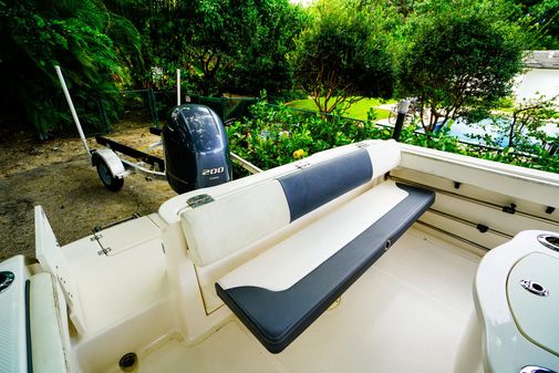 Robalo R222 Center Console image