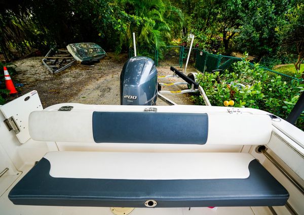 Robalo R222 Center Console image