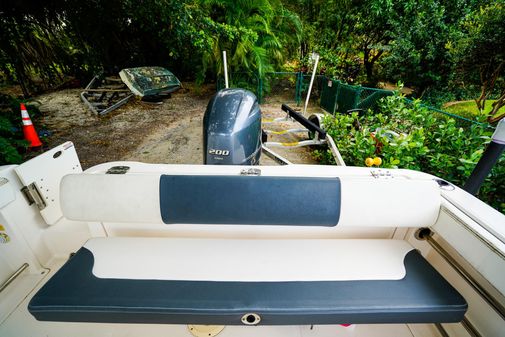 Robalo R222 Center Console image