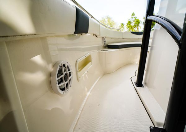 Robalo R222 Center Console image