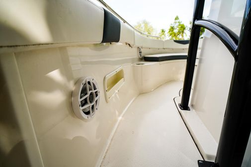 Robalo R222 Center Console image