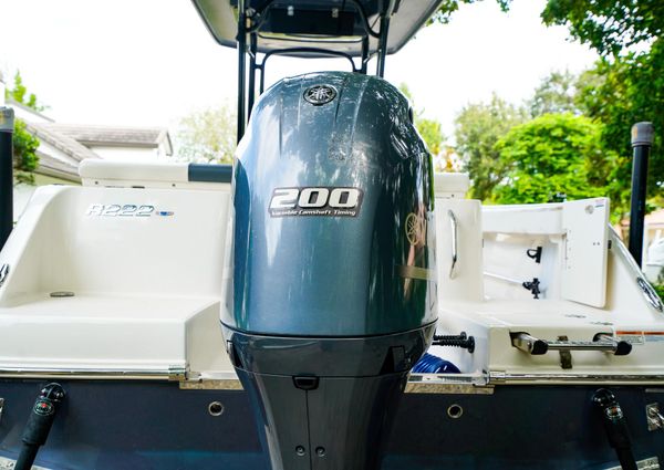 Robalo R222 Center Console image