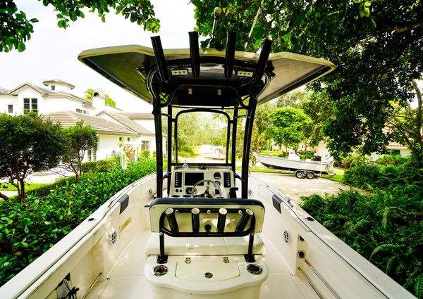 Robalo R222 Center Console image