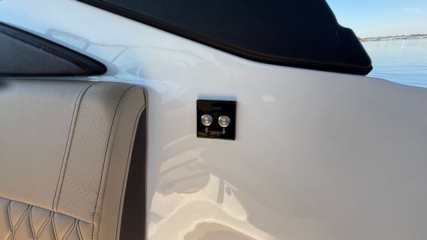 Sea Ray SLX 260 Outboard image