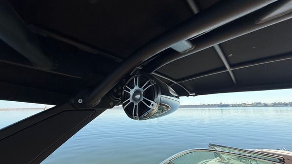 Sea Ray SLX 260 Outboard image