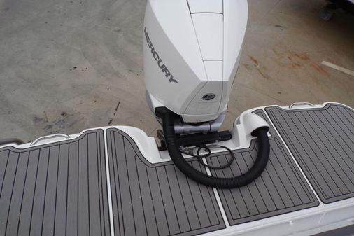 Sea Ray SDX 270 image