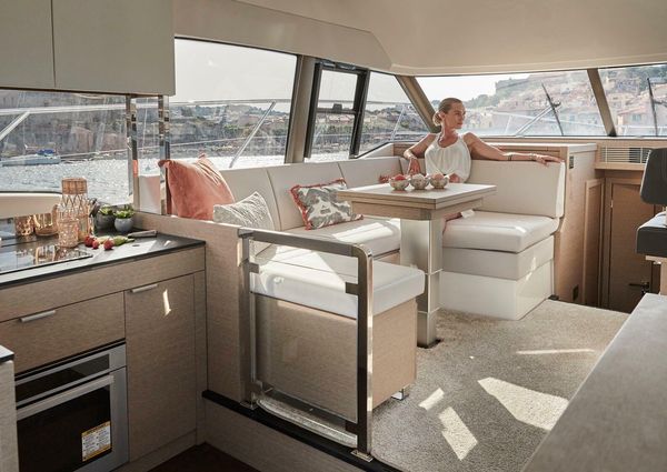 Prestige 420 Flybridge image