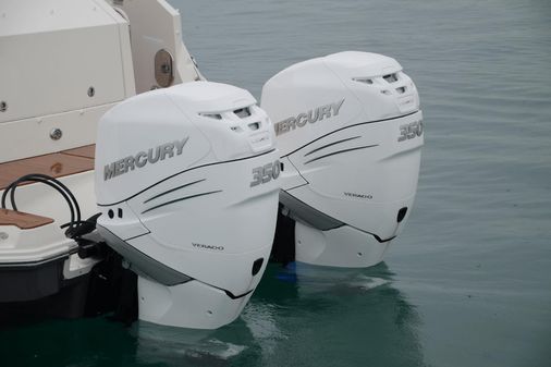 Sea Ray 320 Sundancer Outboard image