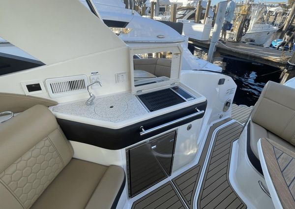 Sea Ray 320 Sundancer Outboard image