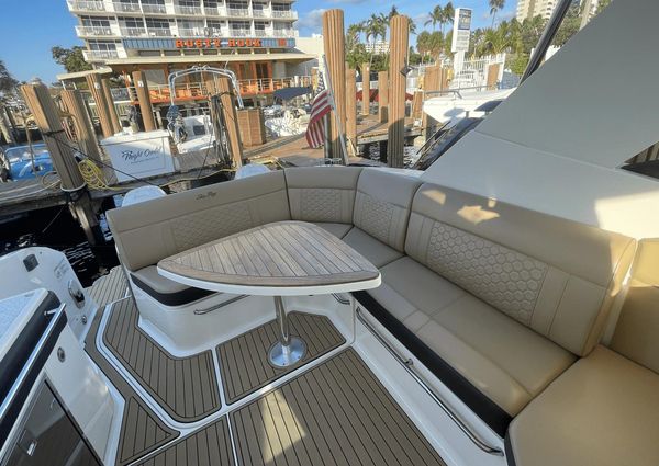 Sea Ray 320 Sundancer Outboard image