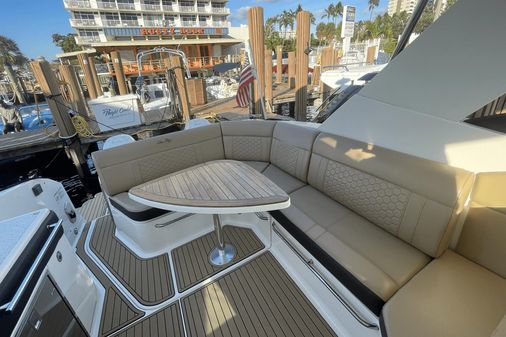 Sea Ray 320 Sundancer Outboard image