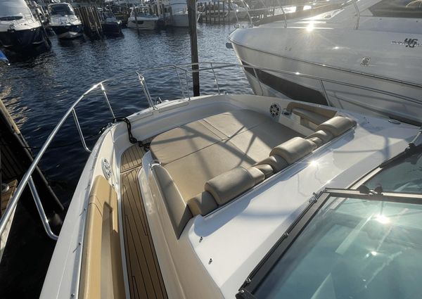 Sea Ray 320 Sundancer Outboard image