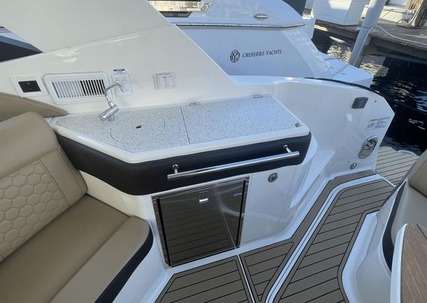 Sea Ray 320 Sundancer Outboard image