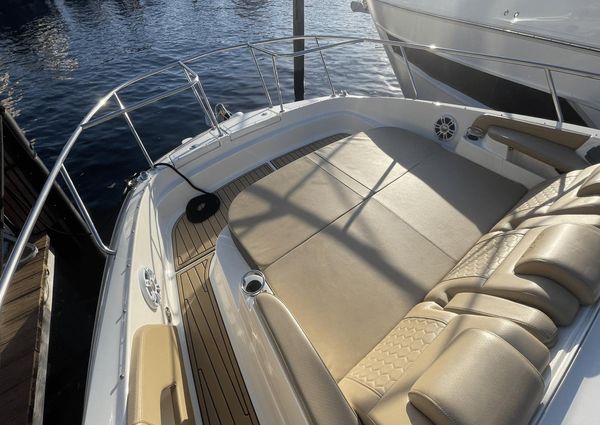 Sea Ray 320 Sundancer Outboard image