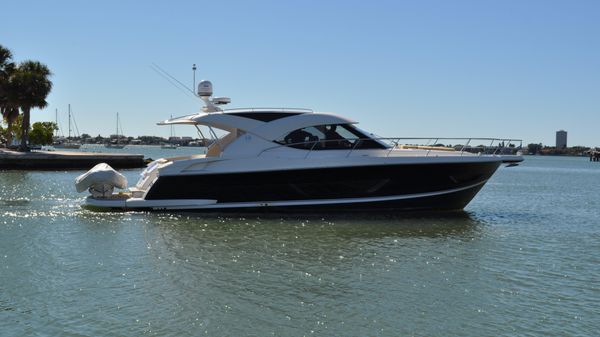 Riviera 4400 Sport Yacht