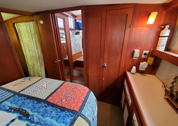 Carver 3607 Aft Cabin image