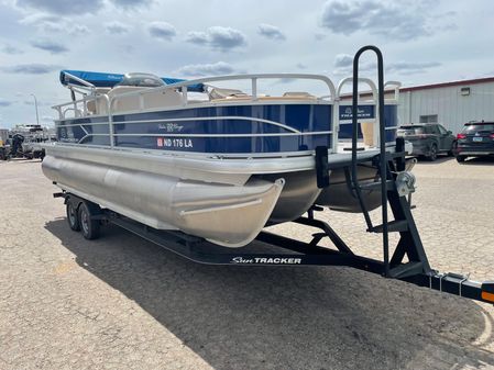 Sun Tracker FISHIN BARGE 22XP3 image