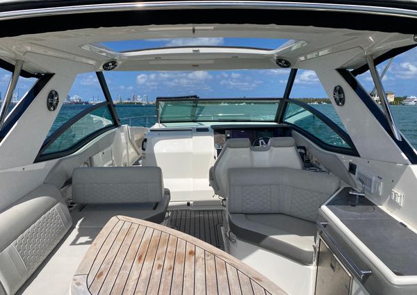 Sea Ray Sundancer 320 Coupe OB image