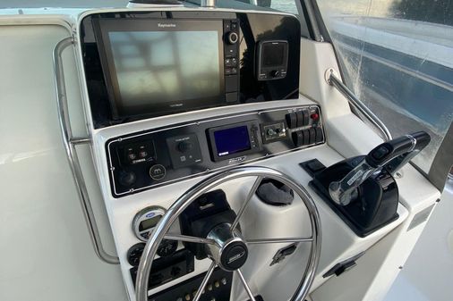 Boston-whaler 285-OUTRAGE-CUDDY image