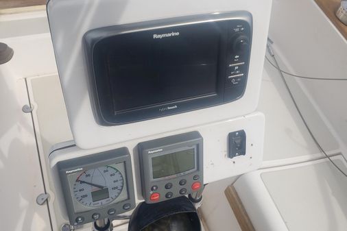 Island Packet 31 image