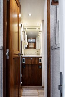 Viking 92 Skybridge image