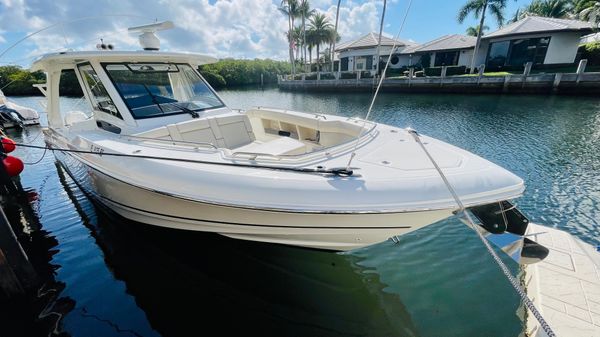 Boston Whaler 350 Realm
