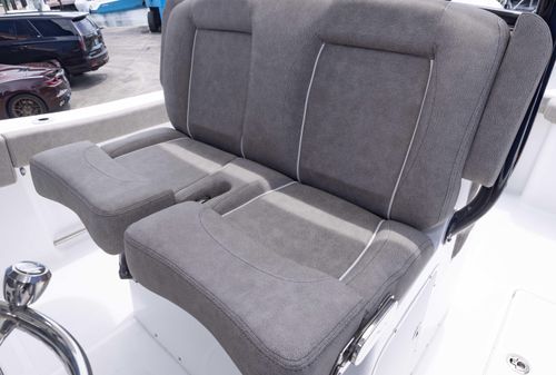 Sea Hunt Gamefish 30 Forward Seating image