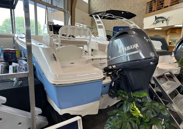 Robalo R180-CENTER-CONSOLE image