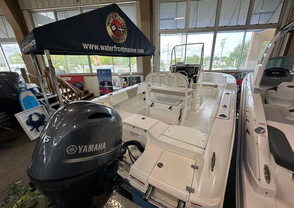 Robalo R180-CENTER-CONSOLE image