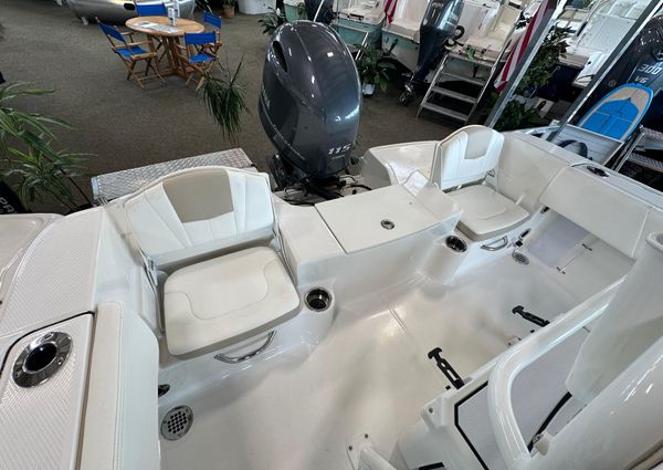 Robalo R180-CENTER-CONSOLE image