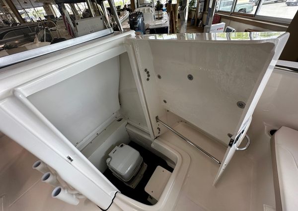 Robalo R180-CENTER-CONSOLE image