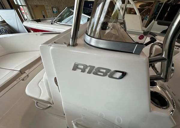 Robalo R180-CENTER-CONSOLE image