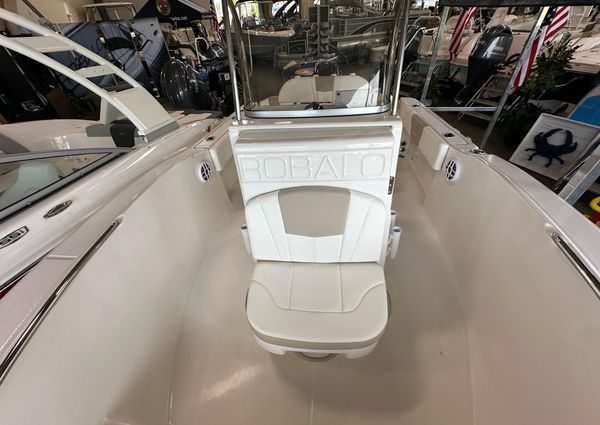 Robalo R180-CENTER-CONSOLE image