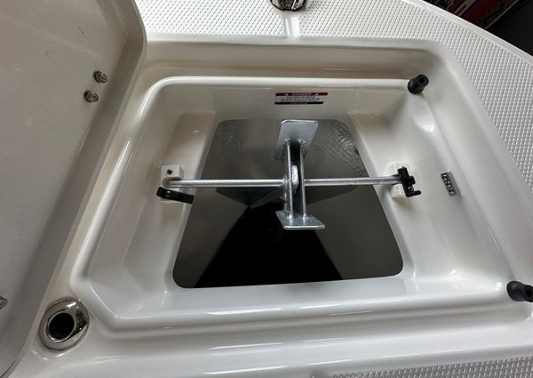 Robalo R180-CENTER-CONSOLE image