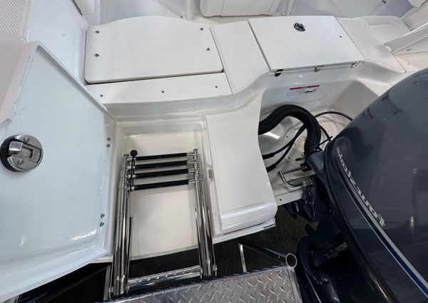 Robalo R180-CENTER-CONSOLE image